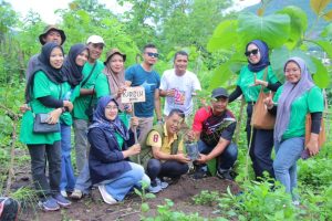 Foto,Kadis LH Anggota  Tim Sedang Menanam Pohon